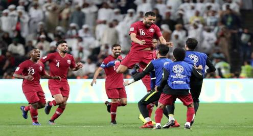 النداء الأخير لطائرة الدوحة.. قطر تصل لنهائي أمم آسيا بعد رباعية في الإمارات